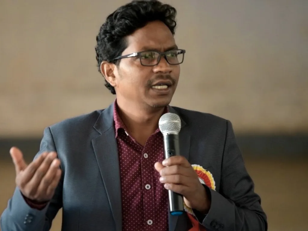 Gladson Dungdung-Overview